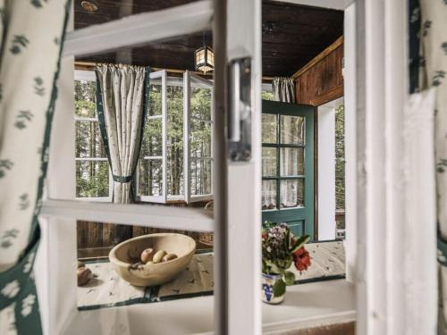 Pokój z oknem i miską na stole w obiekcie Mountain hut Hochpillberg Tyrol w mieście Pill