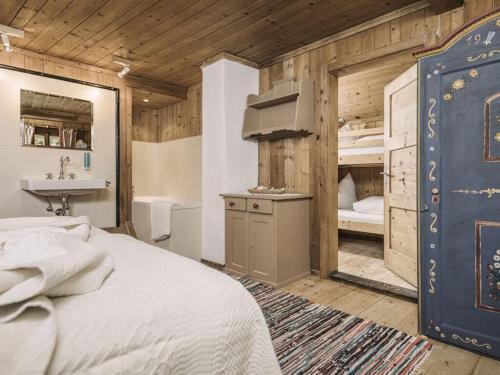 sypialnia z łóżkiem, umywalką i wanną w obiekcie Mountain hut Hochpillberg Tyrol w mieście Pill