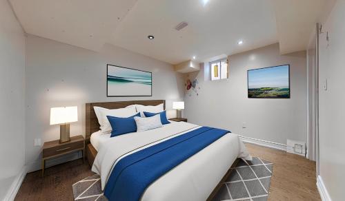1 dormitorio con 1 cama grande con almohadas azules en Cozy Haven: Modern 2-Bedroom Retreat en Brampton