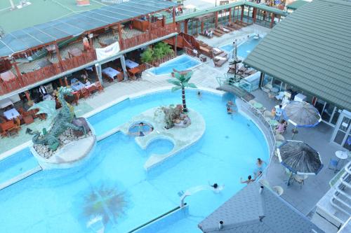 una vista aérea de una gran piscina en un hotel en Hotel Mlavske Terme Ždrelo, en Ždrelo