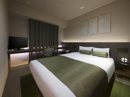 東京にあるヴィラフォンテーヌ東京九段下のベッド1台、薄型テレビが備わるホテルルームです。
