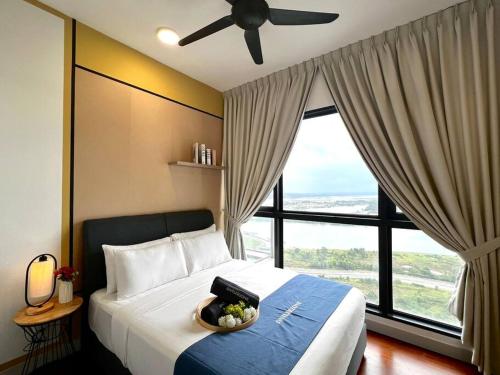Un dormitorio con una cama con un bol de fruta. en Bora Residences by Antlerzone, en Johor Bahru