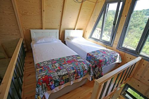 sypialnia z 2 łóżkami w drewnianym domku w obiekcie HappyHouse Bungalov Three-Room, SPA pleasure with lake view, Sapanca B1 w mieście Sapanca
