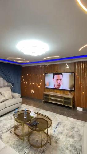 un soggiorno con divano e TV di فيصل والهرم a Il Cairo