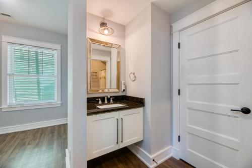 un baño con lavabo y espejo en Dune it Wright at Carolina Shores, en Nags Head