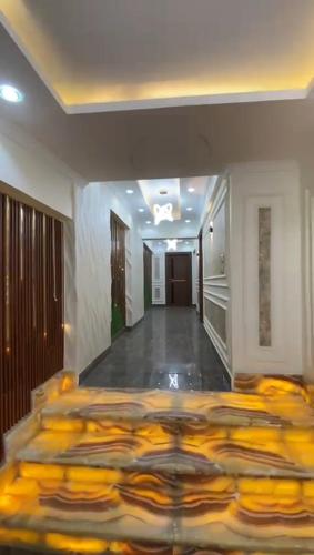 un corridoio con un gruppo di letti in una stanza di فيصل والهرم a Il Cairo
