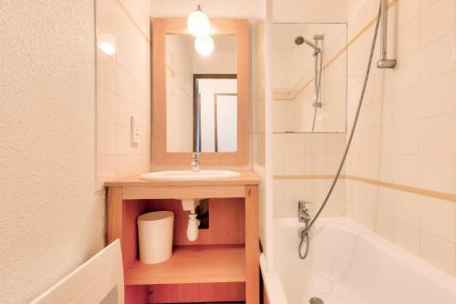 y baño con lavabo, espejo y bañera. en Résidence Port Bourgenay - maeva Home - Appartement 3 pièces 5 personnes - 671, en Talmont