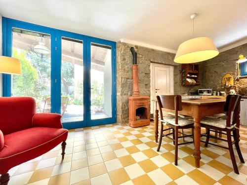 een woonkamer met een tafel en een open haard bij Il Carrubo & SPA in Bari Sardo