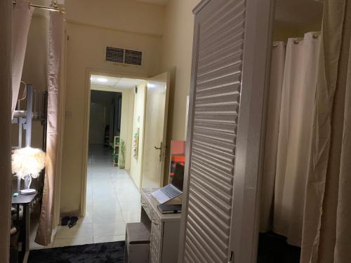un pasillo con un pasillo que conduce a una habitación con un pasillo en The Hostel, en Dubái