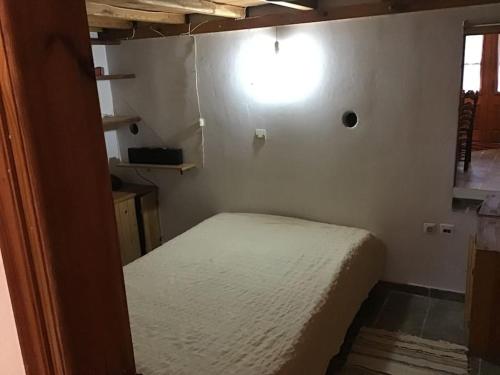una piccola camera da letto con un letto in una stanza di Θέτιδα House a Skiros