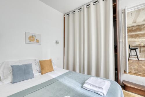 Warm & Cozy T2 in the Heart of Paris 02