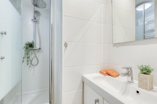 Warm & Cozy T2 in the Heart of Paris 02