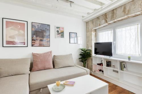 Warm & Cozy T2 in the Heart of Paris 02
