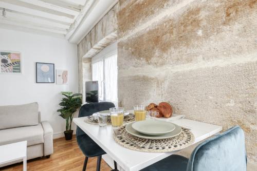 Warm & Cozy T2 in the Heart of Paris 02