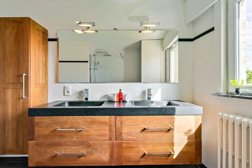 baño con 2 lavabos y espejo grande en Anny's Home - Spacious holiday home in city center en Brujas