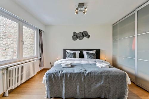 1 dormitorio con cama grande y ventana grande en Anny's Home - Spacious holiday home in city center en Brujas