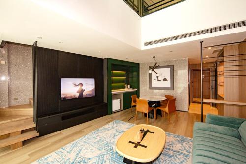 TV a/nebo společenská místnost v ubytování Citadines Connect East Chengdu