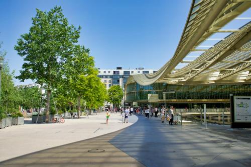 Warm & Cozy T2 in the Heart of Paris 02