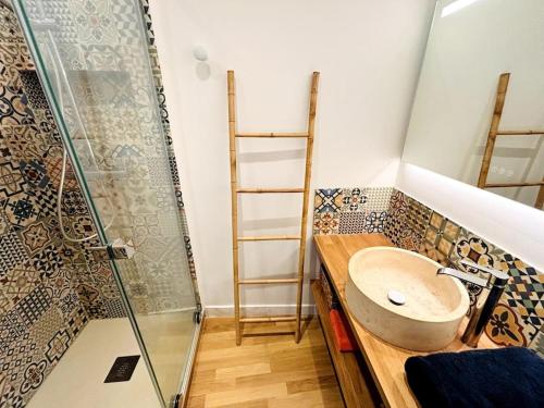 une salle de bain avec un lavabo et une douche dans l'établissement Spectaculaire 1B & balcons, à Nice