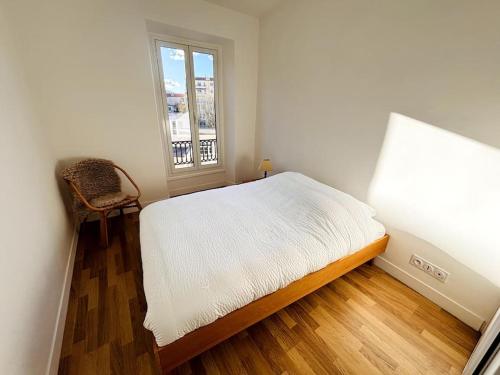 une petite chambre avec un lit et une fenêtre dans l'établissement Spectaculaire 1B & balcons, à Nice
