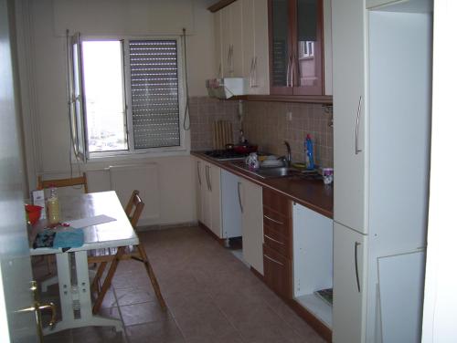 貝利都茲的住宿－Beylikdüzü Bizimkent Sitesinde Kiralık Daire，厨房配有白色冰箱和桌子