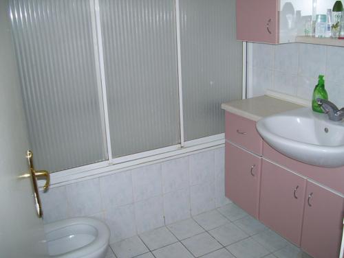 a bathroom with a toilet and a sink at Beylikdüzü Bizimkent Sitesinde Kiralık Daire in Beylikduzu