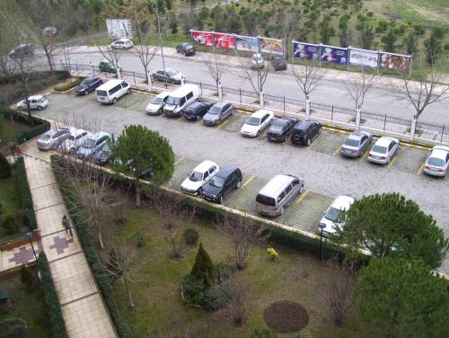 貝利都茲的住宿－Beylikdüzü Bizimkent Sitesinde Kiralık Daire，停在停车场的一帮车
