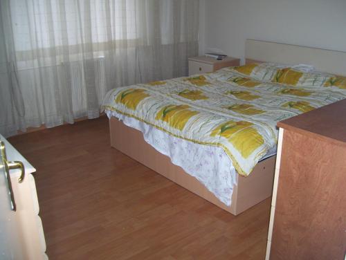 a bedroom with a bed and a wooden floor at Beylikdüzü Bizimkent Sitesinde Kiralık Daire in Beylikduzu