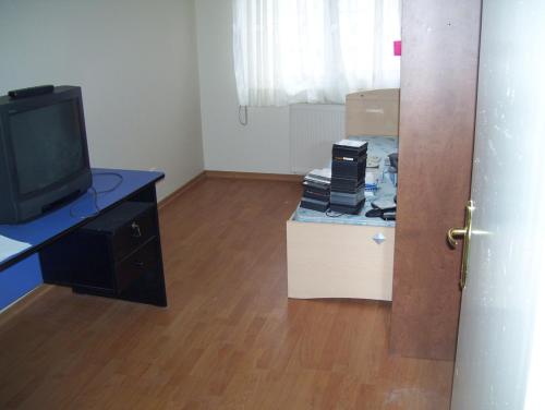 um quarto com uma secretária, uma televisão e uma caixa em Beylikdüzü Bizimkent Sitesinde Kiralık Daire em Beylikdüzü