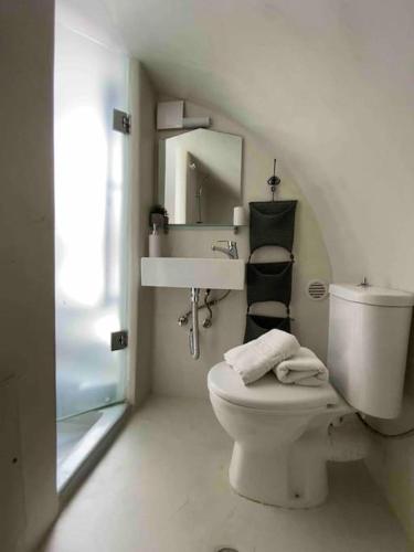Dome suite,hot tub,sea view in Firostefani!