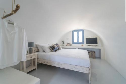 Dome suite,hot tub,sea view in Firostefani!
