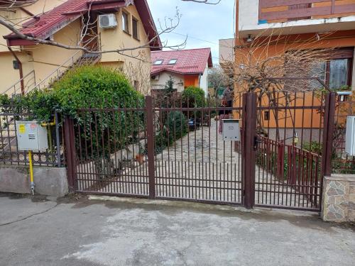 una puerta de hierro delante de una casa en camera cu baie, en Timisoara
