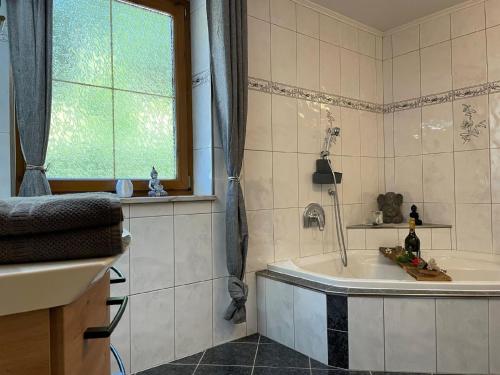 Ванная комната в Nachhaltiges, exklusives Ferienhaus mit Kamin, Infrarotkabine, Biotop und Hotpot