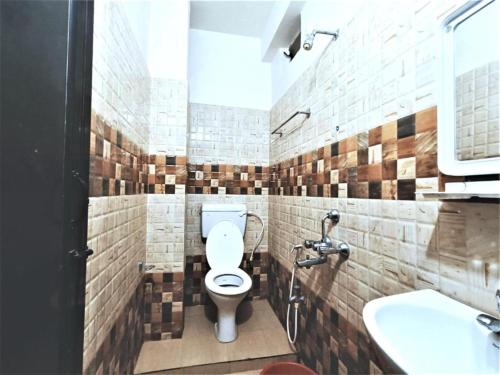uma casa de banho com um WC e um lavatório em Hotel Krishna Residency Puri Excellent Stay em Puri