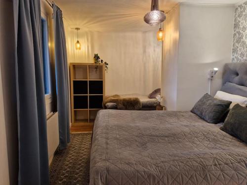 um quarto com uma cama e uma televisão em Apartment Aekta Studio 2 em Gotemburgo