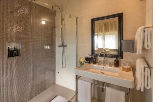 a bathroom with a sink and a shower at Villa Pattono Relais in Costigliole dʼAsti