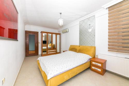 ein weißes Schlafzimmer mit einem Bett und einem Fenster in der Unterkunft Villa MO DAİLY WEEKLY rentals İçmeler in Marmaris