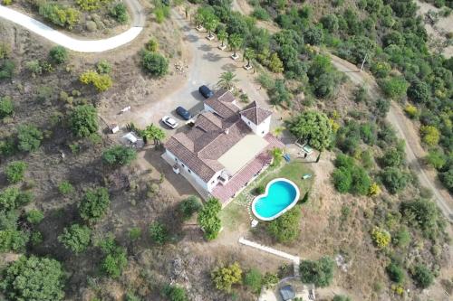 eine Luftansicht eines Hauses mit Pool in der Unterkunft Mansion with private pool, partly but fully private ! in Tolox