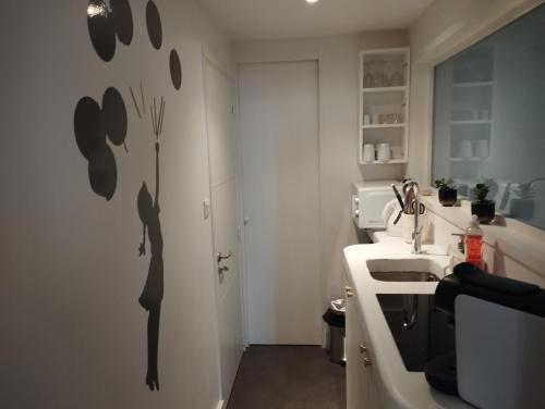 La salle de bains blanche est pourvue d'un lavabo. dans l'établissement Le Cocon - 3 étoiles, à Annecy