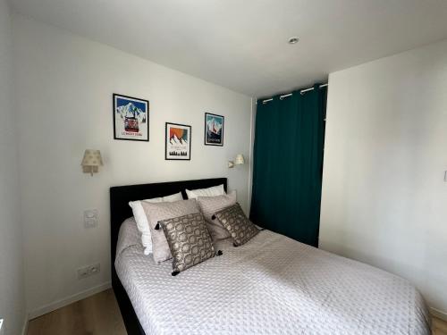 - une chambre avec un lit et un rideau vert dans l'établissement Appartement Les Amethystes 2, à Le Mont-Dore