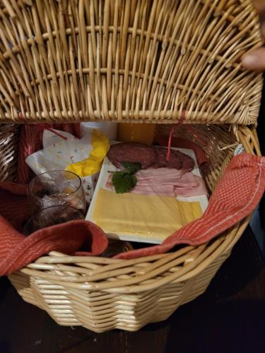 een mand gevuld met verschillende soorten voedsel bij Erve Niehof in Diepenheim