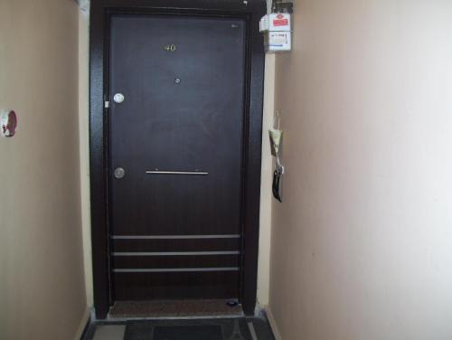 貝利都茲的住宿－Beylikdüzü EmekEvler Sitesinde Dublex，走廊上设有一扇黑色门,并带有楼梯间