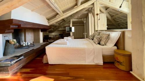 a bedroom with a large white bed in a room at Chez papa in Ravenna