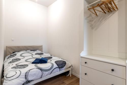 - une petite chambre avec un lit et une commode dans l'établissement Studio cosy, idéal déplacement pro, rénové, à Rouen