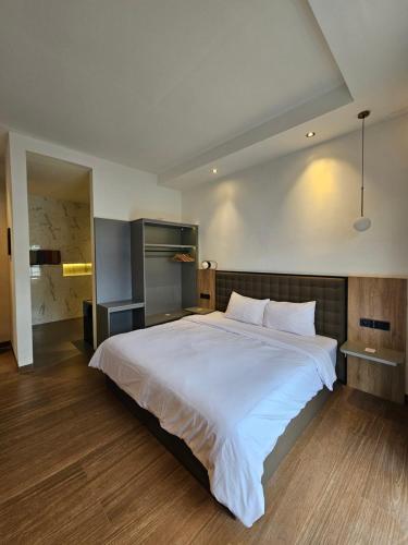 1 dormitorio grande con 1 cama blanca grande. en AKSHAYA VILLA SUKABUMI, en Sukabumi