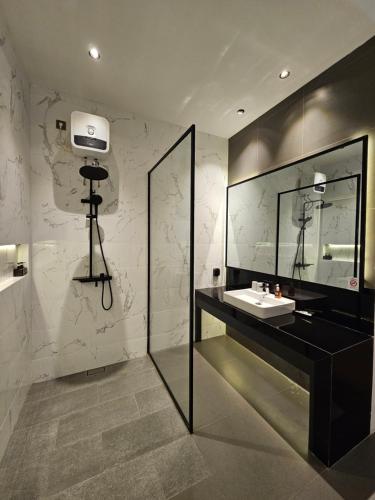 baño con lavabo y espejo grande en AKSHAYA VILLA SUKABUMI en Sukabumi