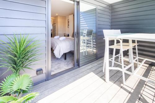 Μπαλκόνι ή βεράντα στο Central City Charm: Pet-Friendly Studio