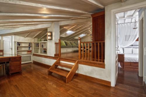 ein Zimmer mit einer Holztreppe und einem Schlafzimmer in der Unterkunft Androspremiumvillas in Ándros