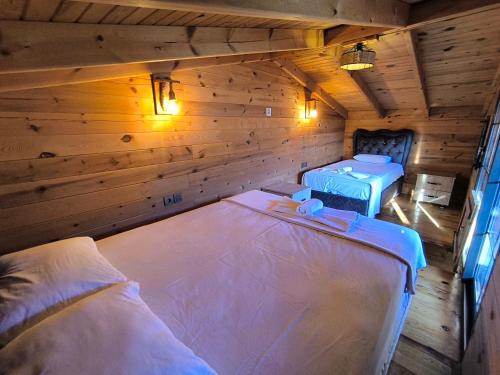 - une chambre avec 2 lits dans une cabane en bois dans l'établissement Paşa Bungalov HOTEL, à Marmaris