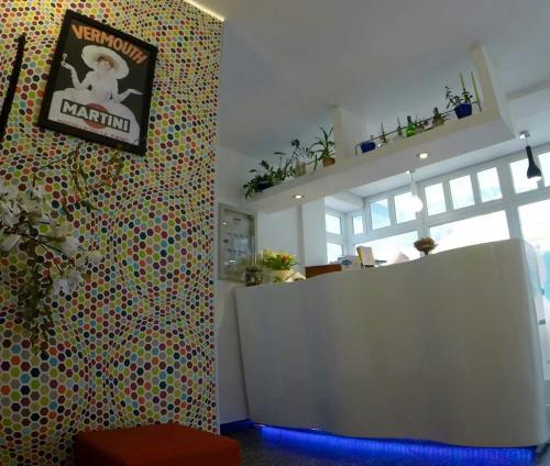 una habitación con una pared cubierta de lunares en B&B Seventy Design, en Dimaro